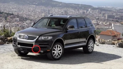 Кришка переднього буксирувального гака для VW Touareg 02-06 ліва