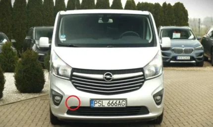 Накладка на передній бампер Opel Vivaro 2
