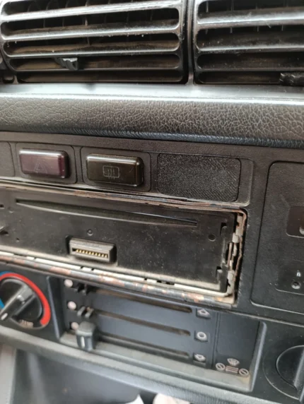 Кришка консолі BMW E30
